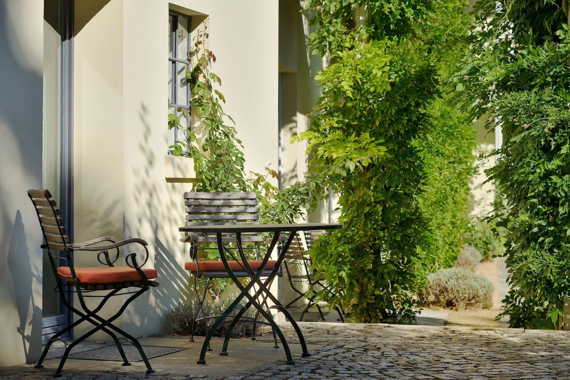 Hotel Louis C. Jacob Hamburg Bagian luar foto A typical courtyard in the old town