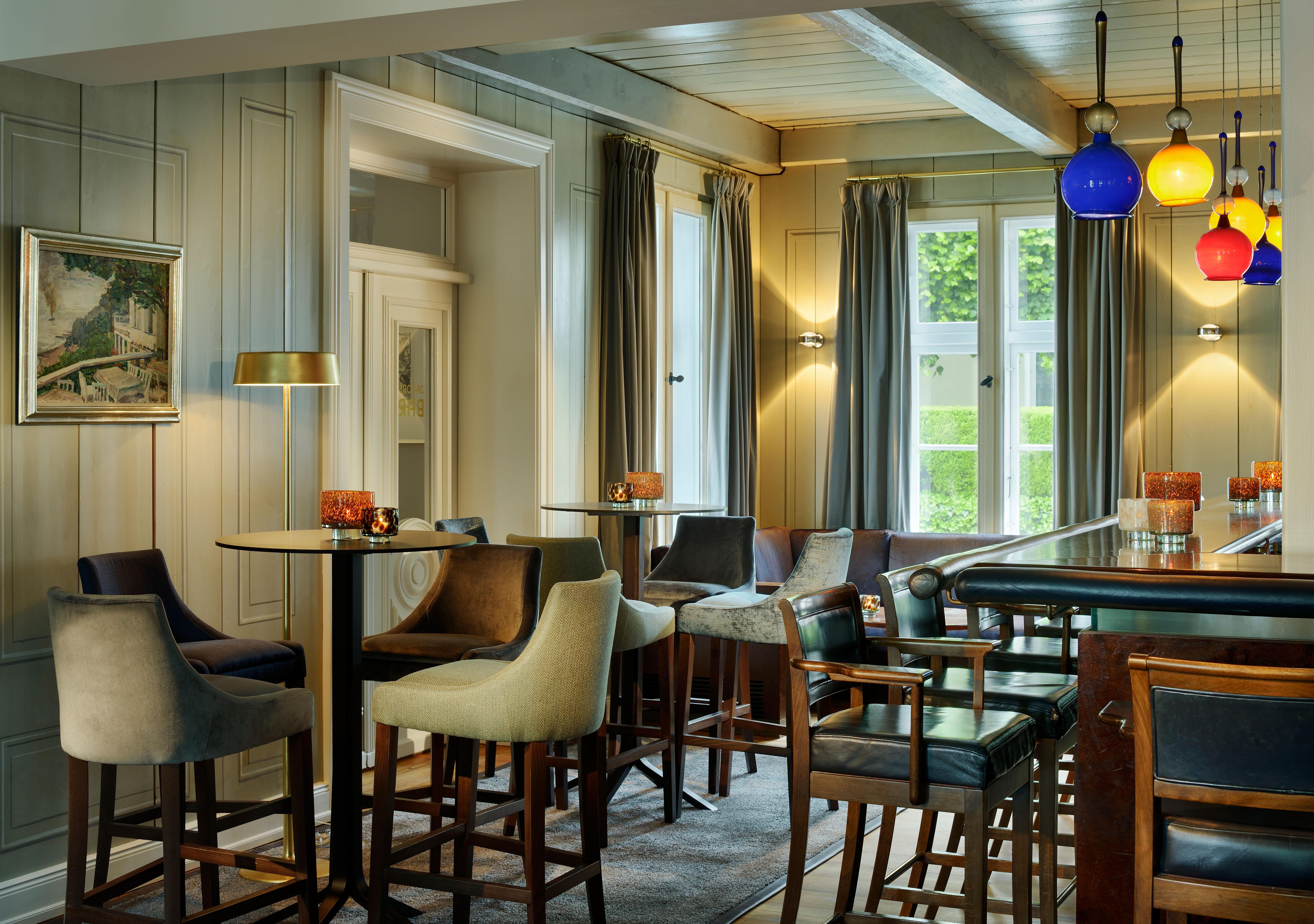 Hotel Louis C. Jacob Hamburg Bagian luar foto The bar at the hotel