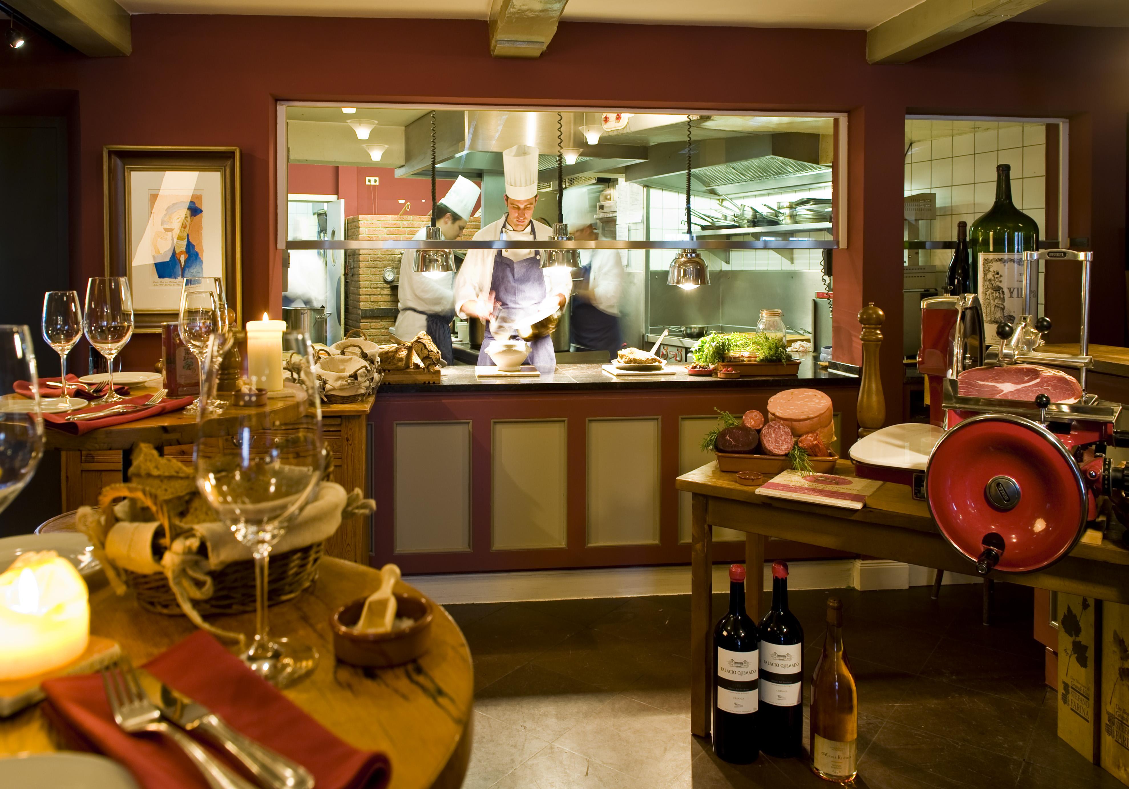 Hotel Louis C. Jacob Hamburg Bagian luar foto The restaurant's open kitchen