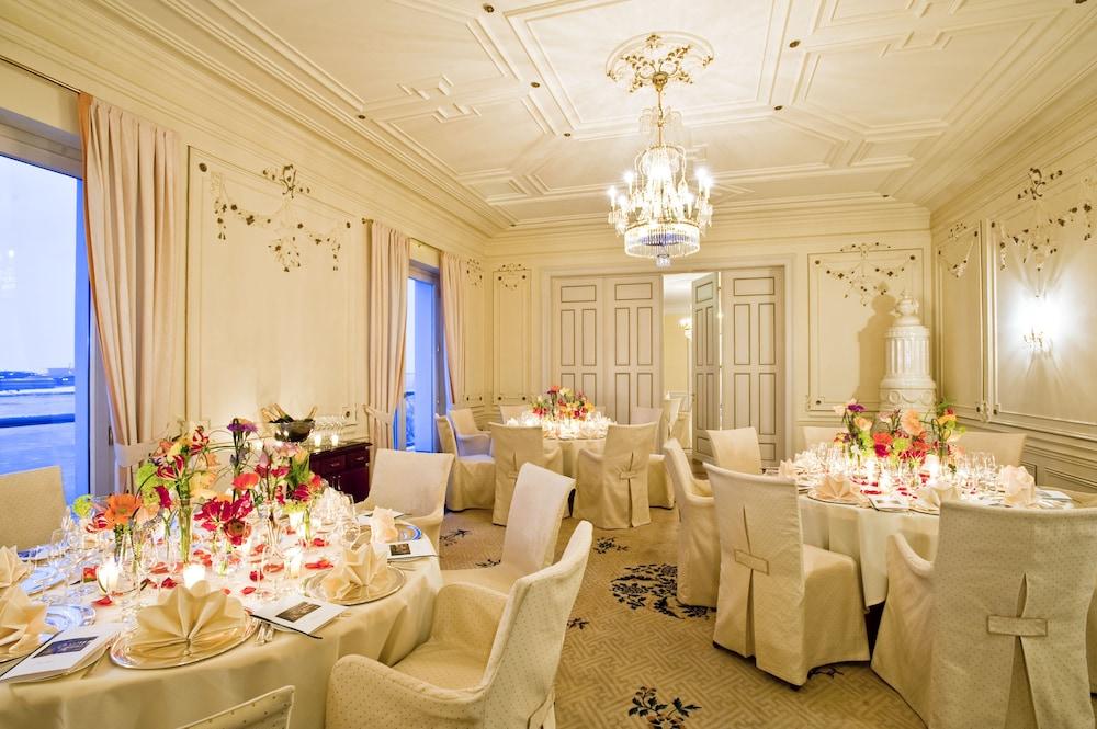 Hotel Louis C. Jacob Hamburg Bagian luar foto The ballroom at the Four Seasons Hotel