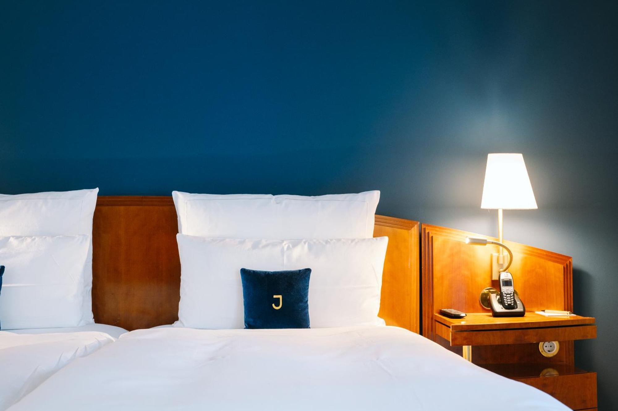 Hotel Louis C. Jacob Hamburg Bagian luar foto A room at the hotel