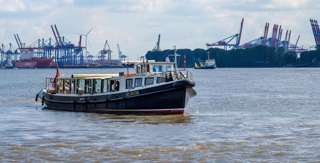 Hotel Louis C. Jacob Hamburg Bagian luar foto The port of Hamburg